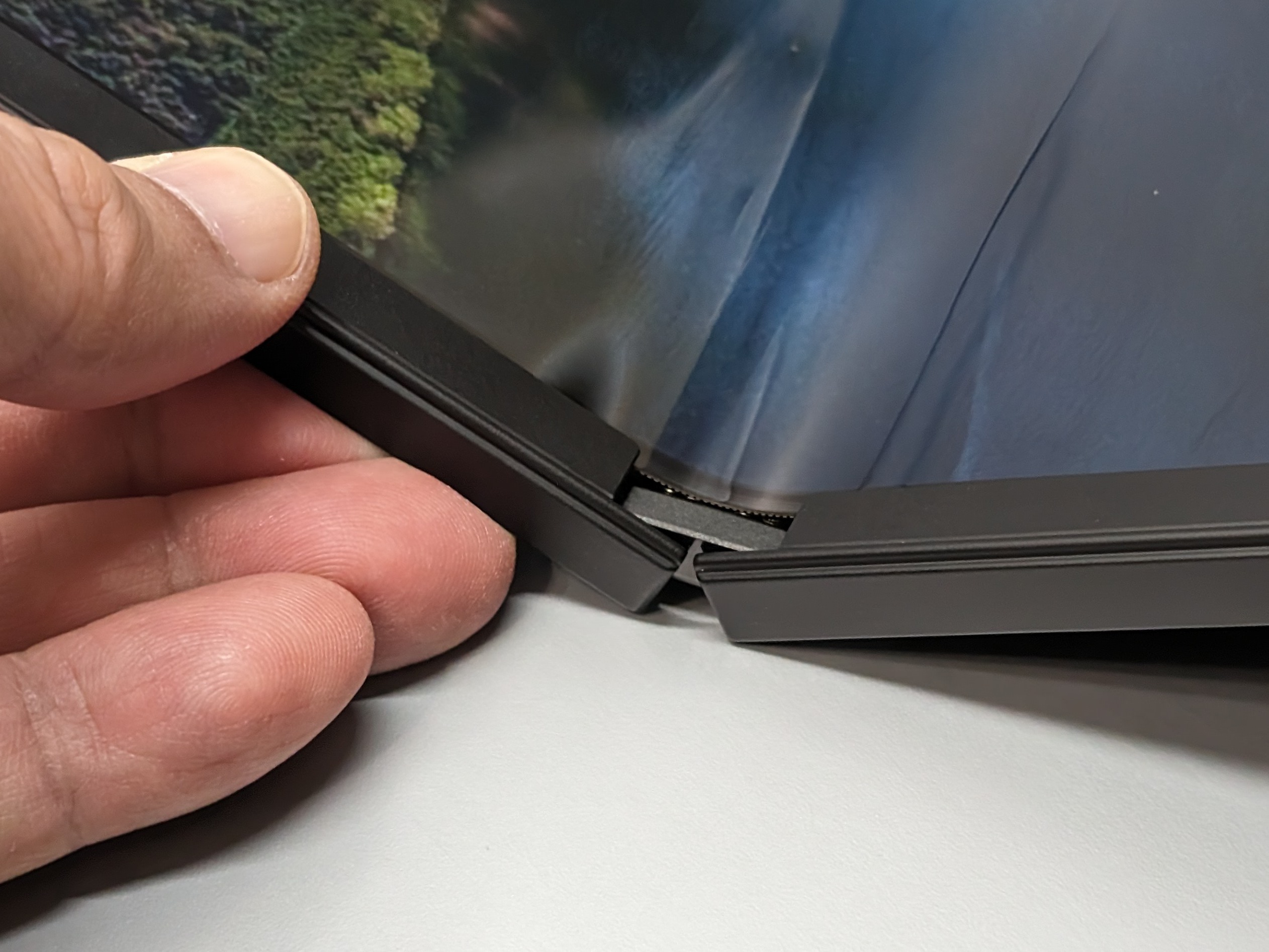 ディスプレイに継ぎ目はなく、また折りたたんだ状態で隙間もできないのは秀逸だ