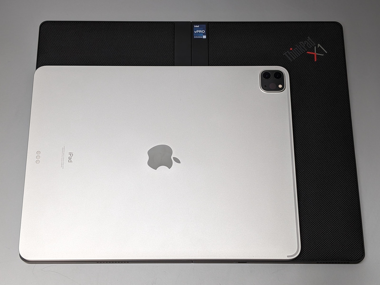 広げた状態でのサイズの比較。上が「12.9インチiPad Pro」、下が「ThinkPad X1 Fold 16」