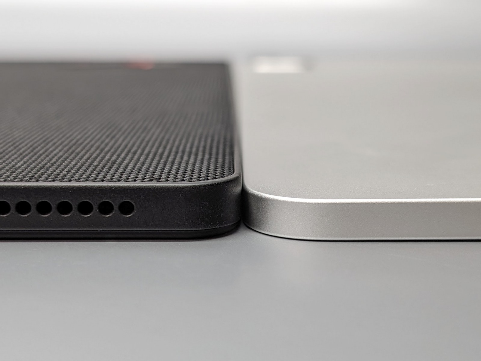 広げた状態での厚みの比較。左が「ThinkPad X1 Fold 16」、右がが「12.9インチiPad Pro」