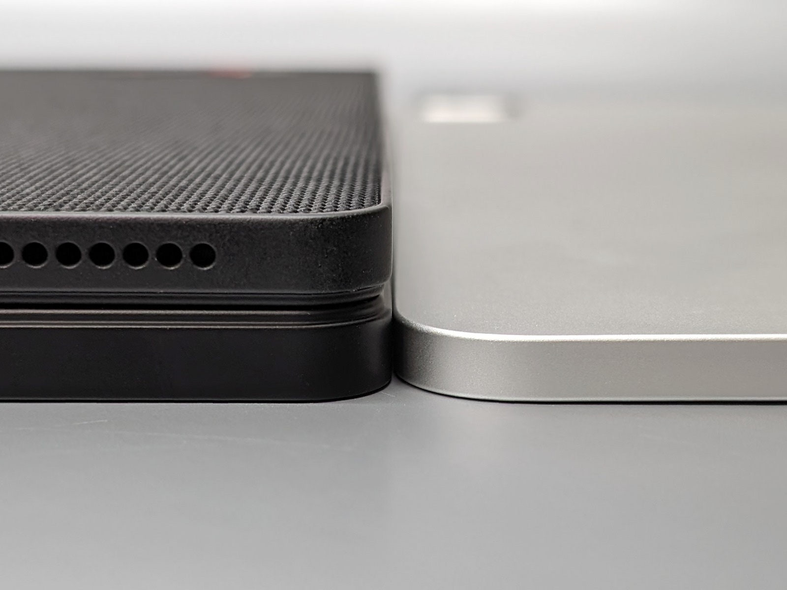 たたんだ状態での厚みの比較。左が「ThinkPad X1 Fold 16」、右がが「12.9インチiPad Pro」