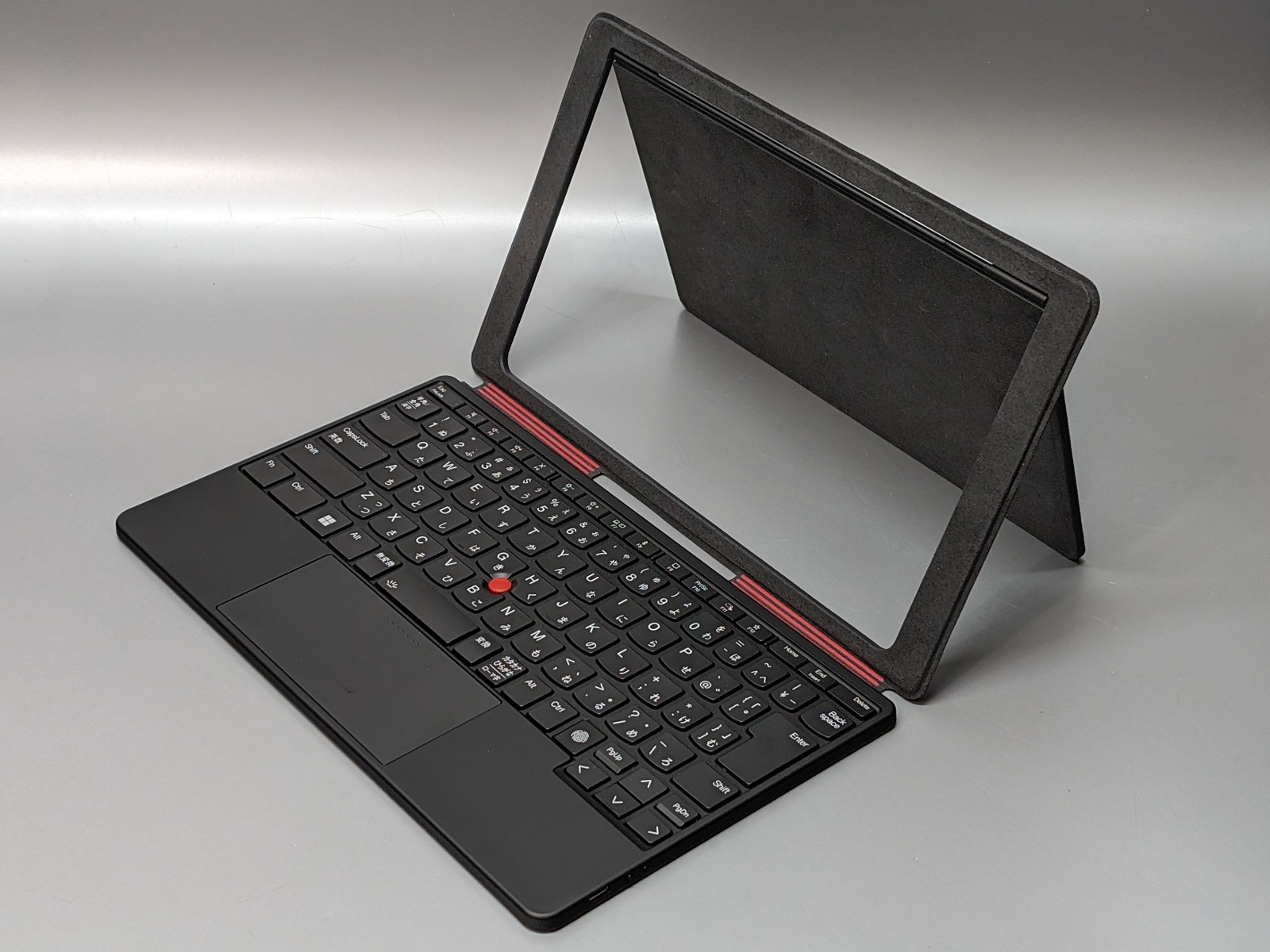 付属のトラックポイント付キーボード。スタンドと一体化しており、折りたたんで持ち歩ける