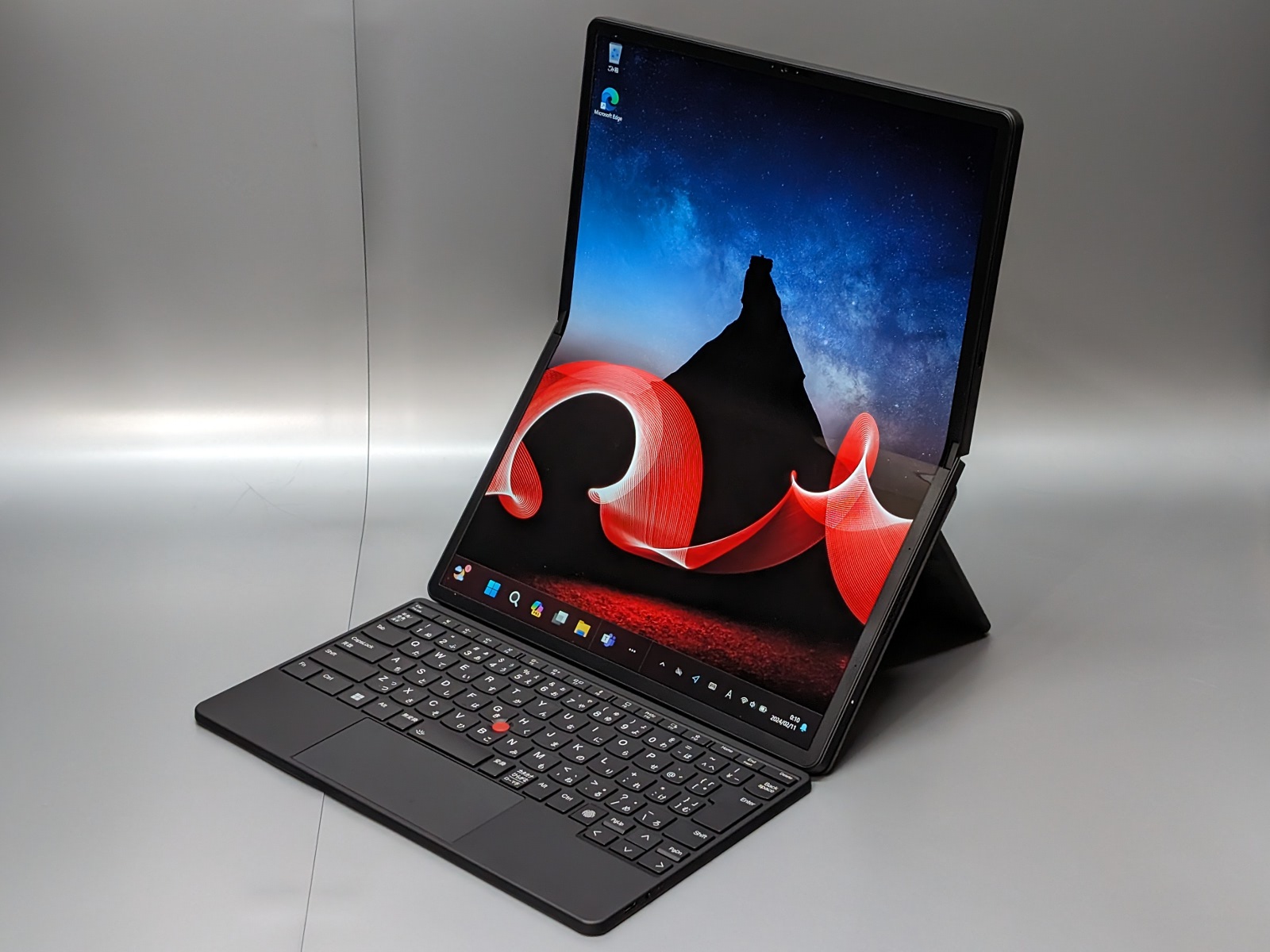 縦向きに設置する場合はこのように上半分をわずかに角度をつけると見やすくなる