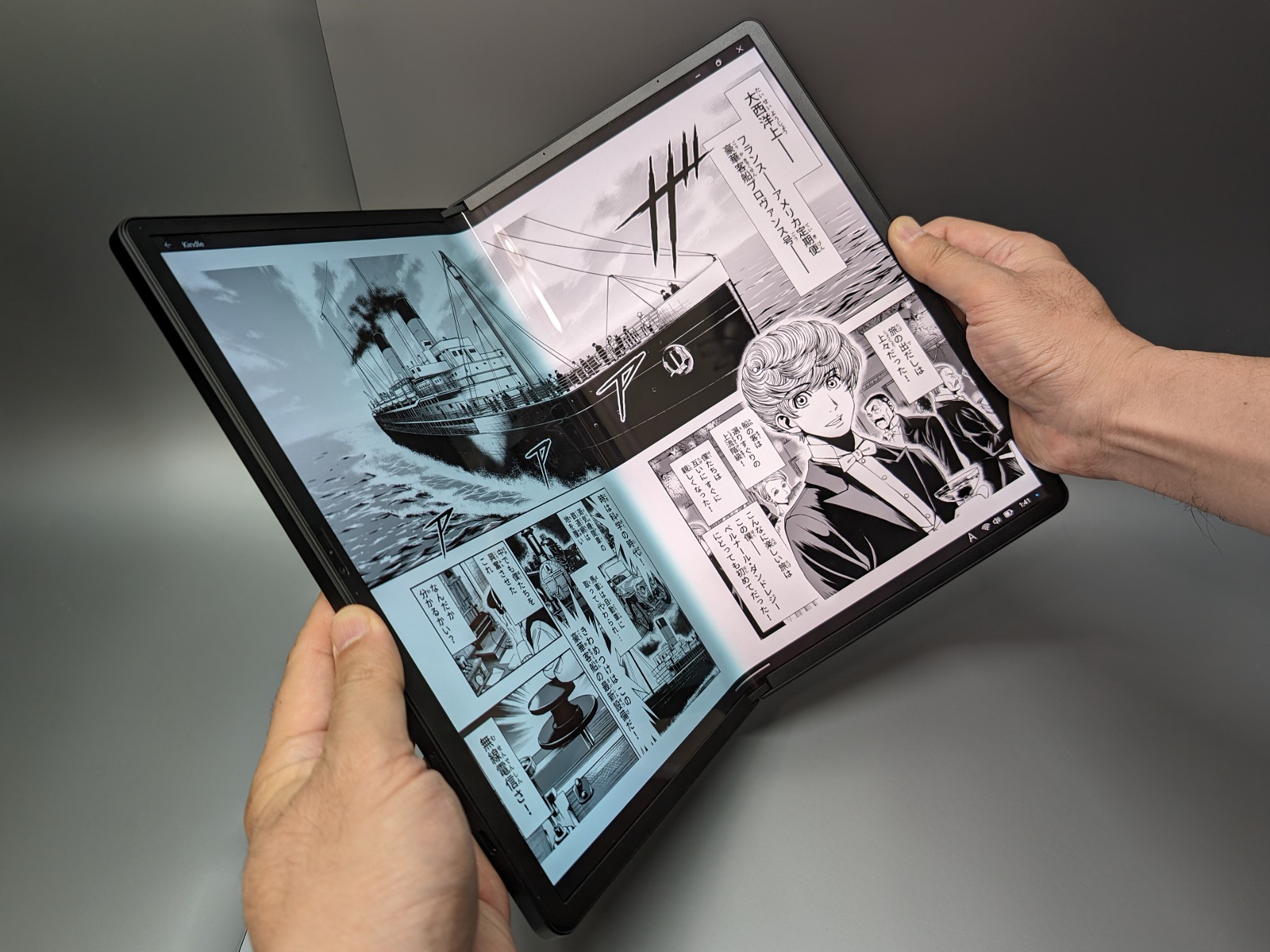 「ThinkPad X1 Fold 16」については画面をわずかに谷折りにして紙の本のように保持することもできる