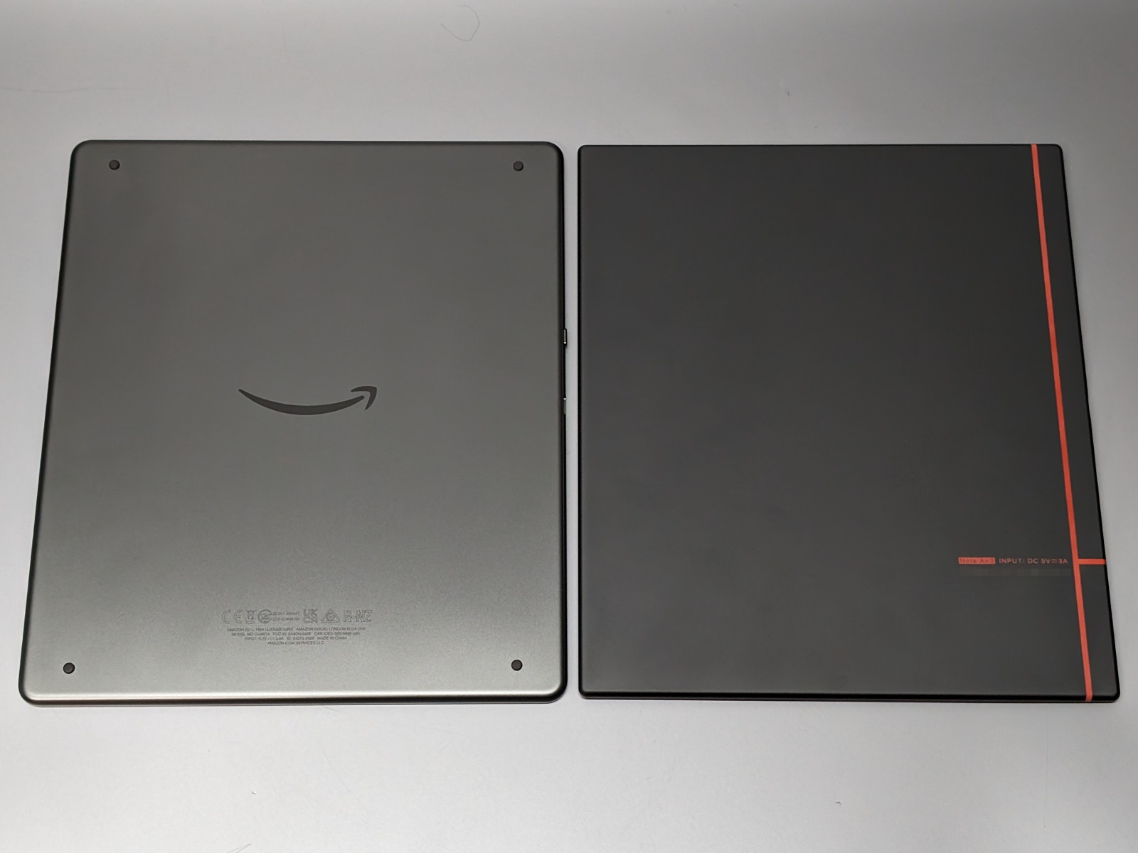 背面の比較。Kindleはデスク上での筆記時に安定させるためのゴム脚が四隅にある