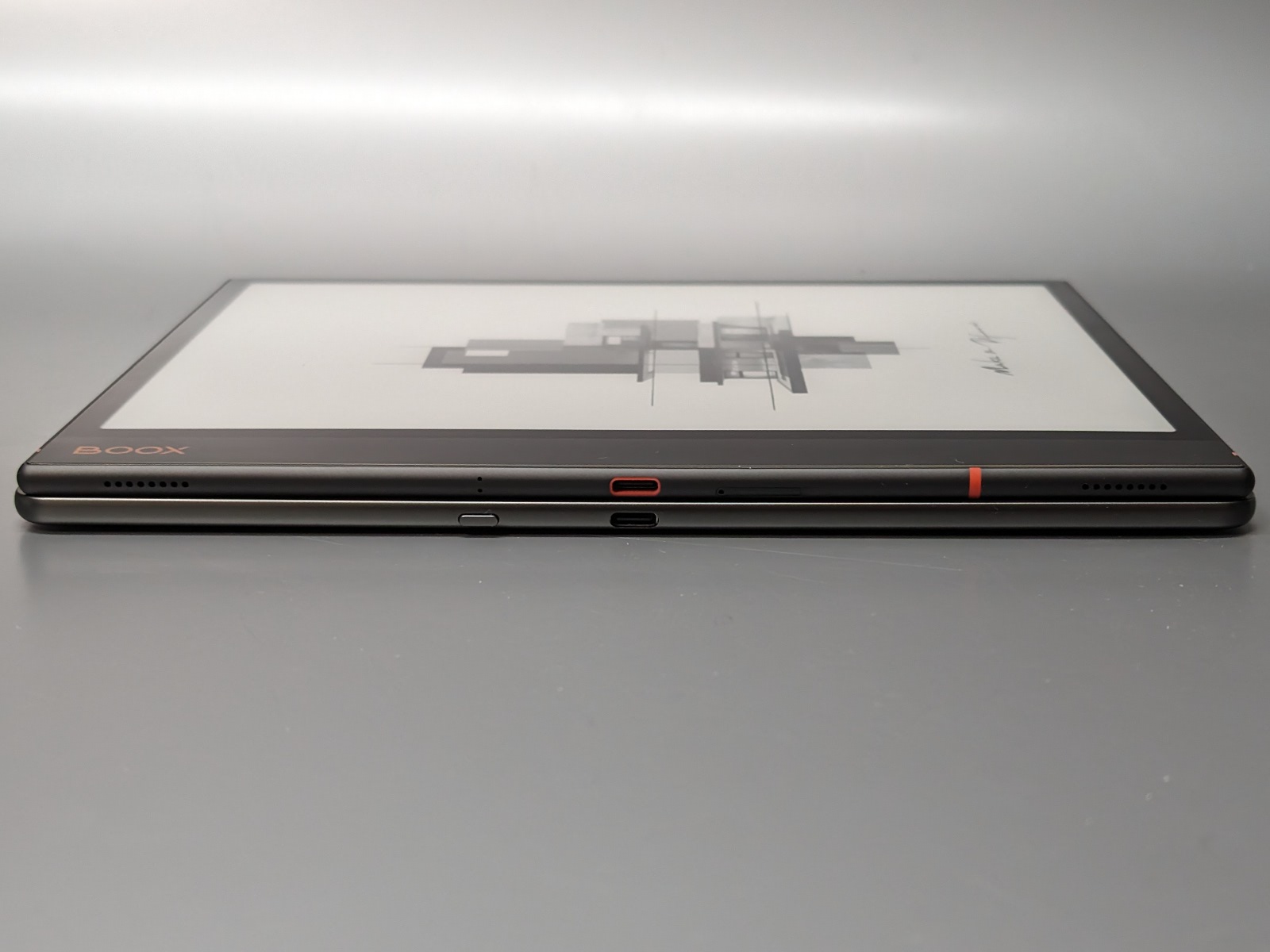 両者ともに左側面にUSB Type-Cポートを備える。Kindle（下）はさらに電源ボタンも備える