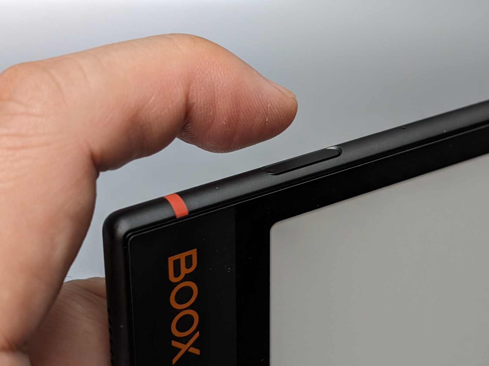 BOOXは電源ボタンと一体化した指紋認証センサーを備えており、ロック解除もすばやく行える