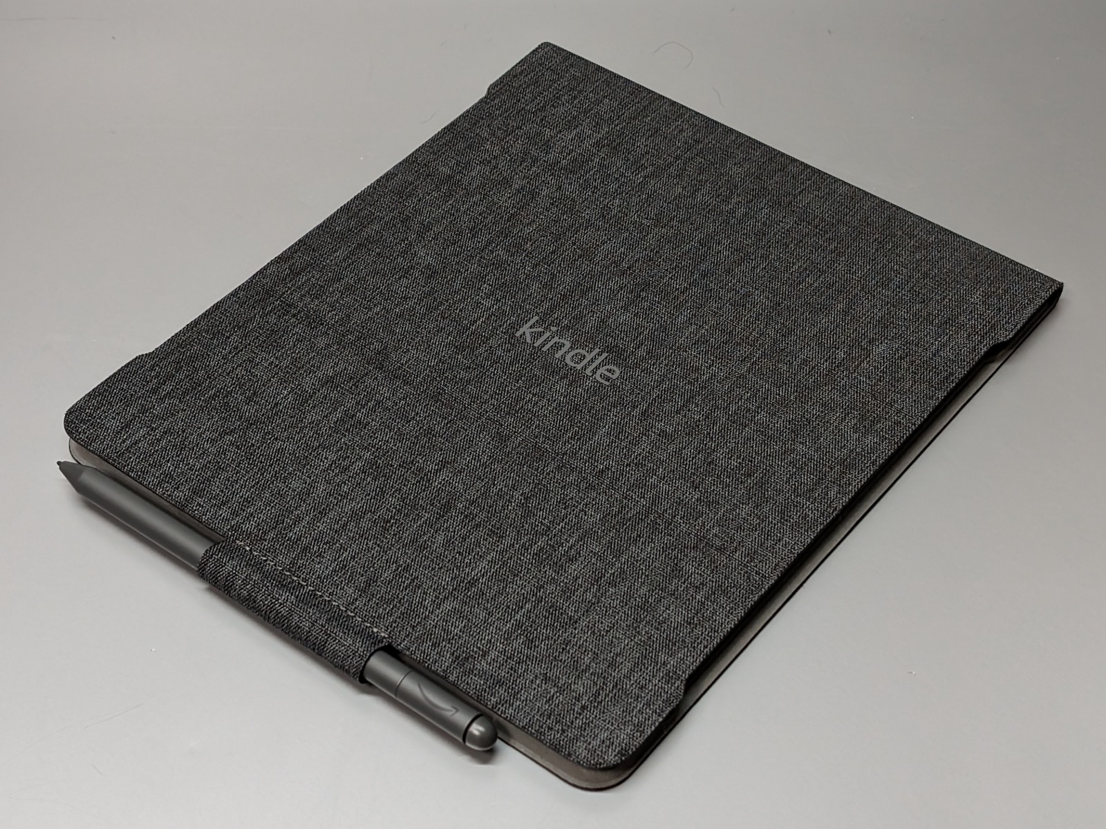 Kindleに専用保護カバーを取り付けた状態。スタイラスは手前に取り付けられるほか、本体側面への吸着も可能