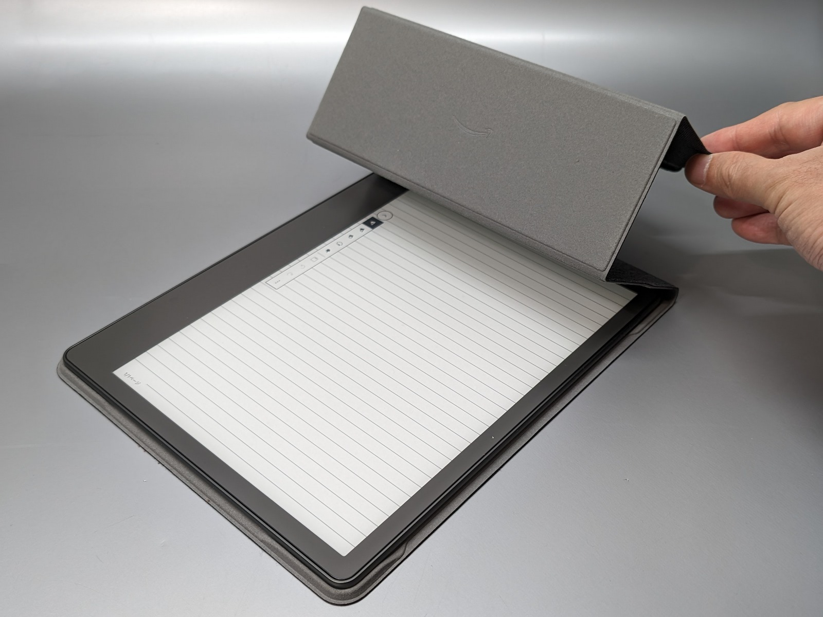 カバーは上に展開する仕組み。スタイラス利用時に角度をつけて立てることもできる