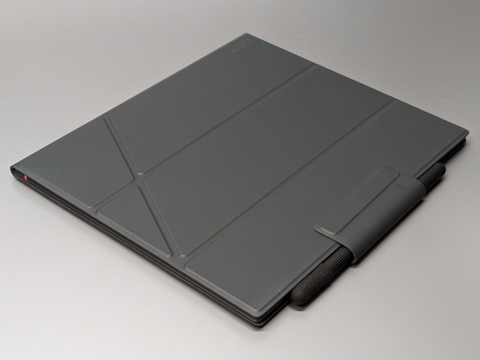 BOOXに専用保護カバーを取り付けた状態。スタイラスは側面に取り付ける