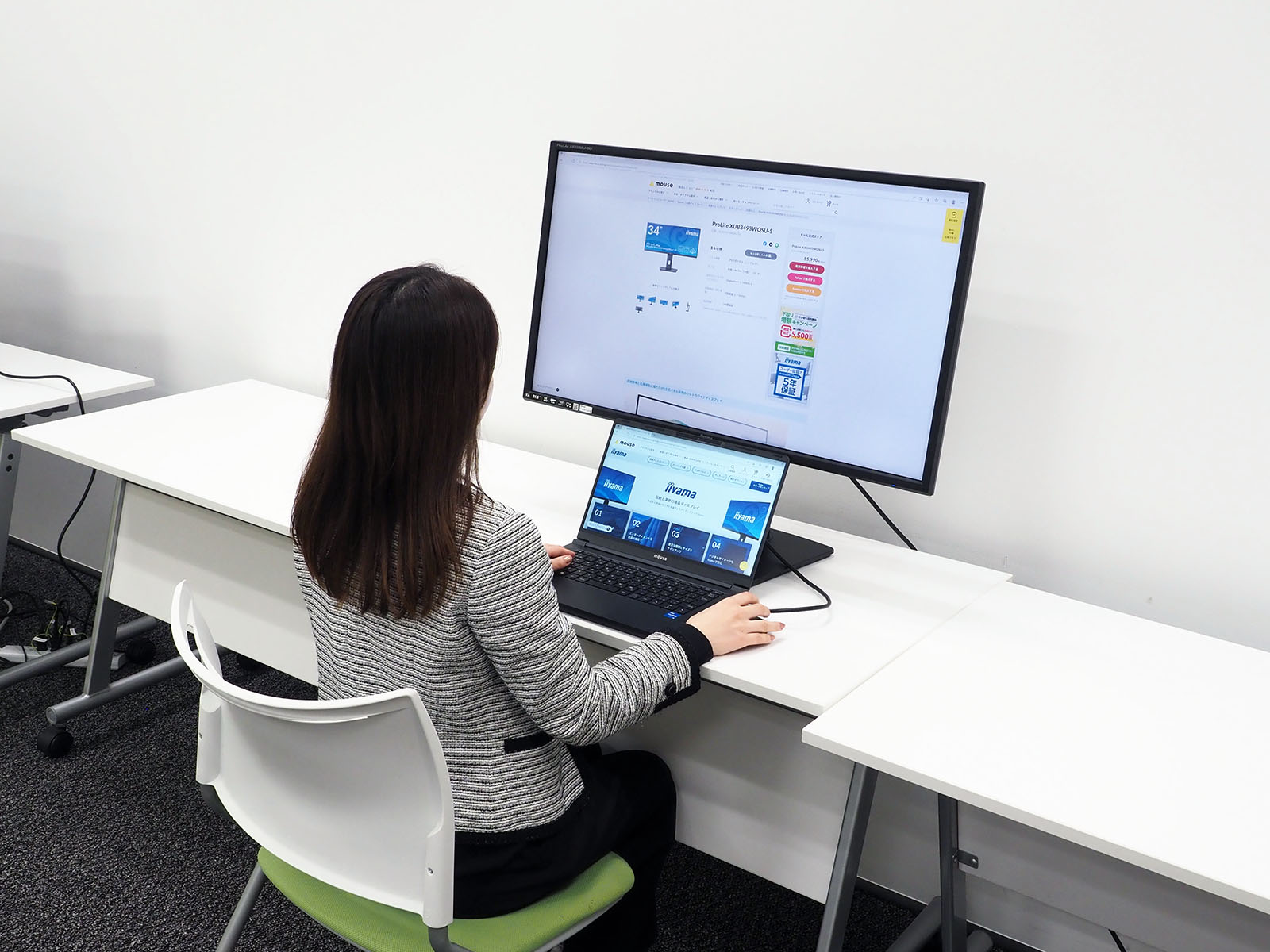 昇降幅が広くなったことでノートPCを手前に置いても見やすく