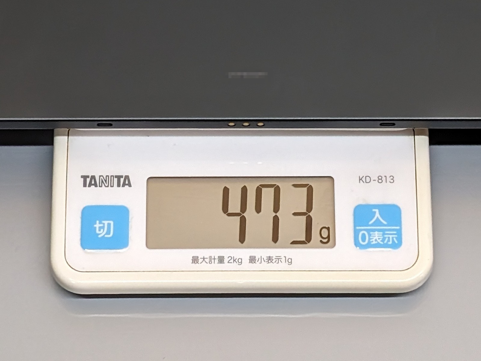重量は実測473g。このサイズのタブレットとしては標準的だ