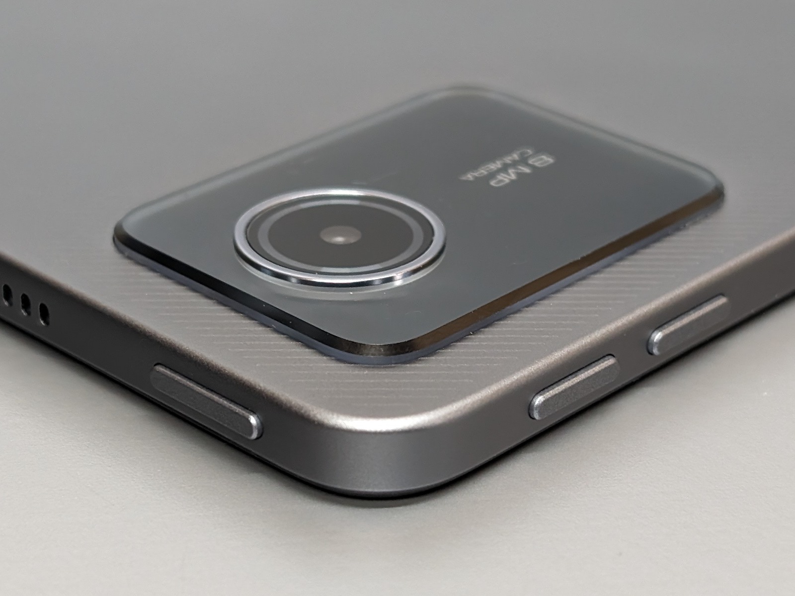 背面カメラは突起部の面積がかなり広い。電源ボタンと音量ボタンは隣り合った面にある