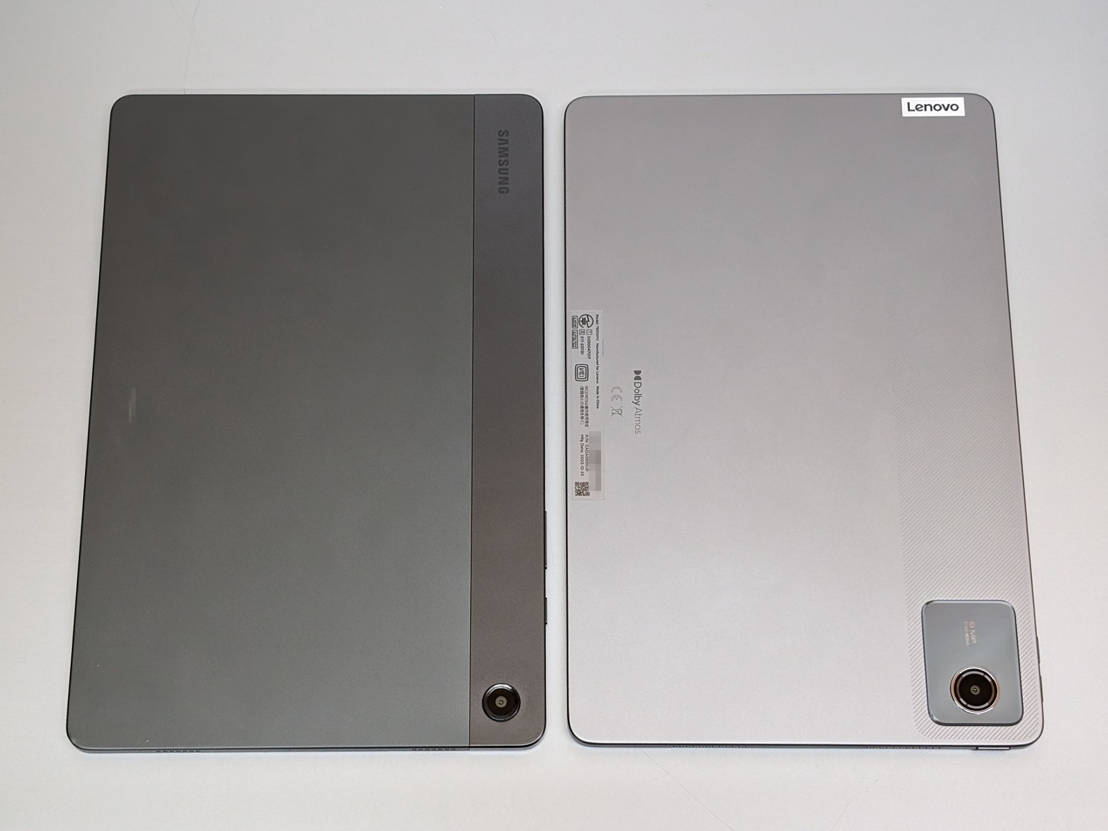 背面の比較。正面からだと見分けがつかないが、背面だと違いは一目瞭然だ