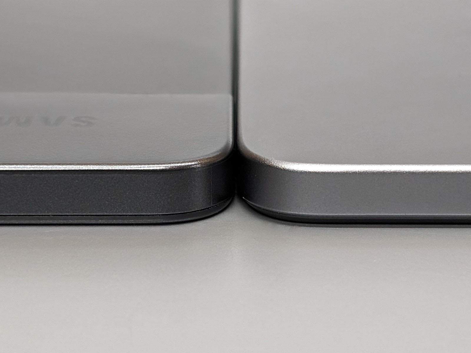 厚みの比較。左がGalaxy Tab、右がLenovo Tab。手に持って感じる差はほぼ皆無だ