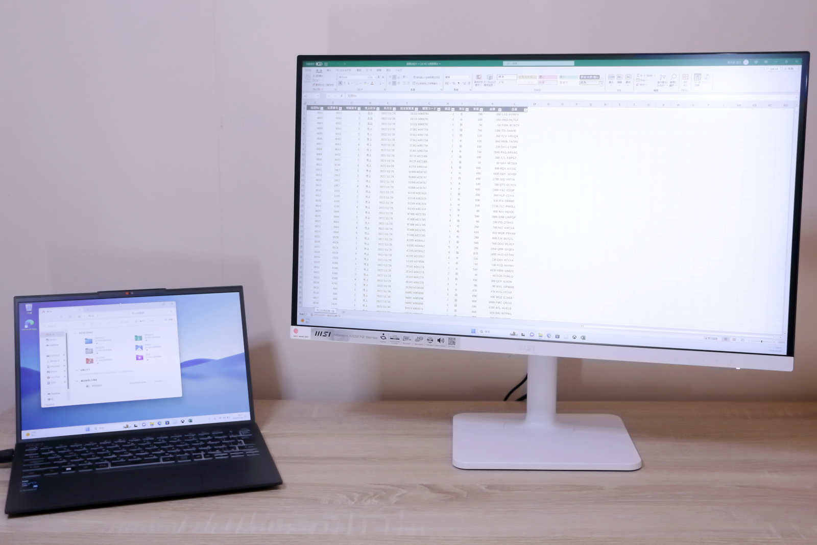 ノートPCと<a href="https://jp.msi.com/Business-Productivity-Monitor/Modern-MD272QXPW/Overview" class="n" target="_blank">Modern MD272QXPW</a>の接続例。このディスプレイは27インチなので、ノートPCが小さく見えるほど。画面がとても広く、見やすく使える。27インチは設置場所を考えると意外に現実的。