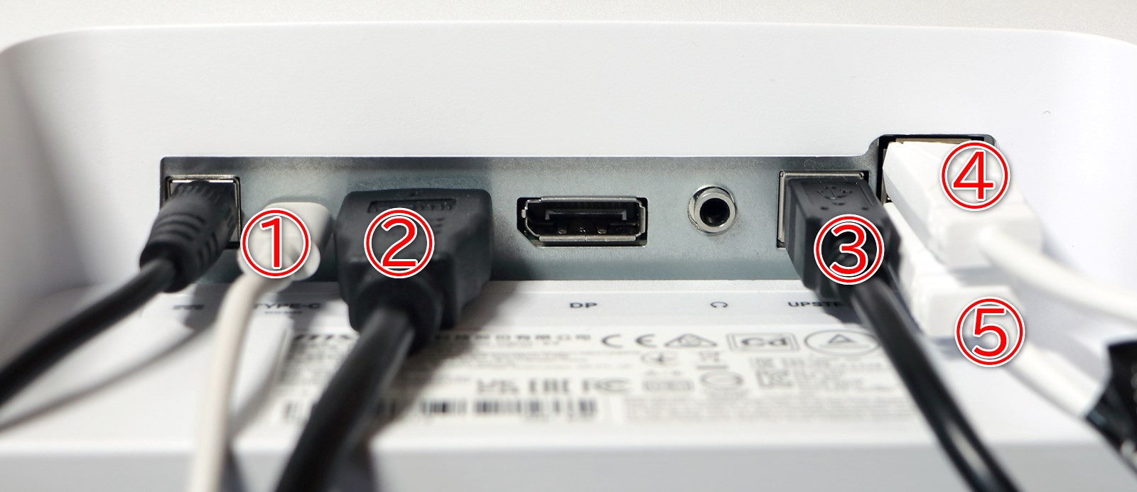 【2台のPCを接続した例】映像出力対応のUSB Type-Cケーブル（①）でノートPC、HDMIケーブル（②）でデスクトップPCに接続している。MD272QXPWに同梱のUSBアップストリームケーブル（③）でデスクトップPCと接続する。USB 2.0 Type-Aポートには、キーボード（④）とマウス（⑤）を接続する