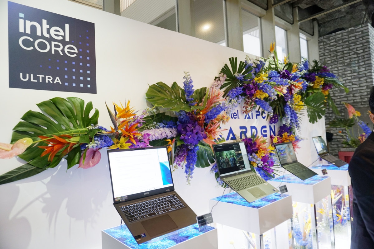 鮮やかなフラワーデザインで彩られた空間に、同プロセッサーを搭載したPCが並ぶ会場