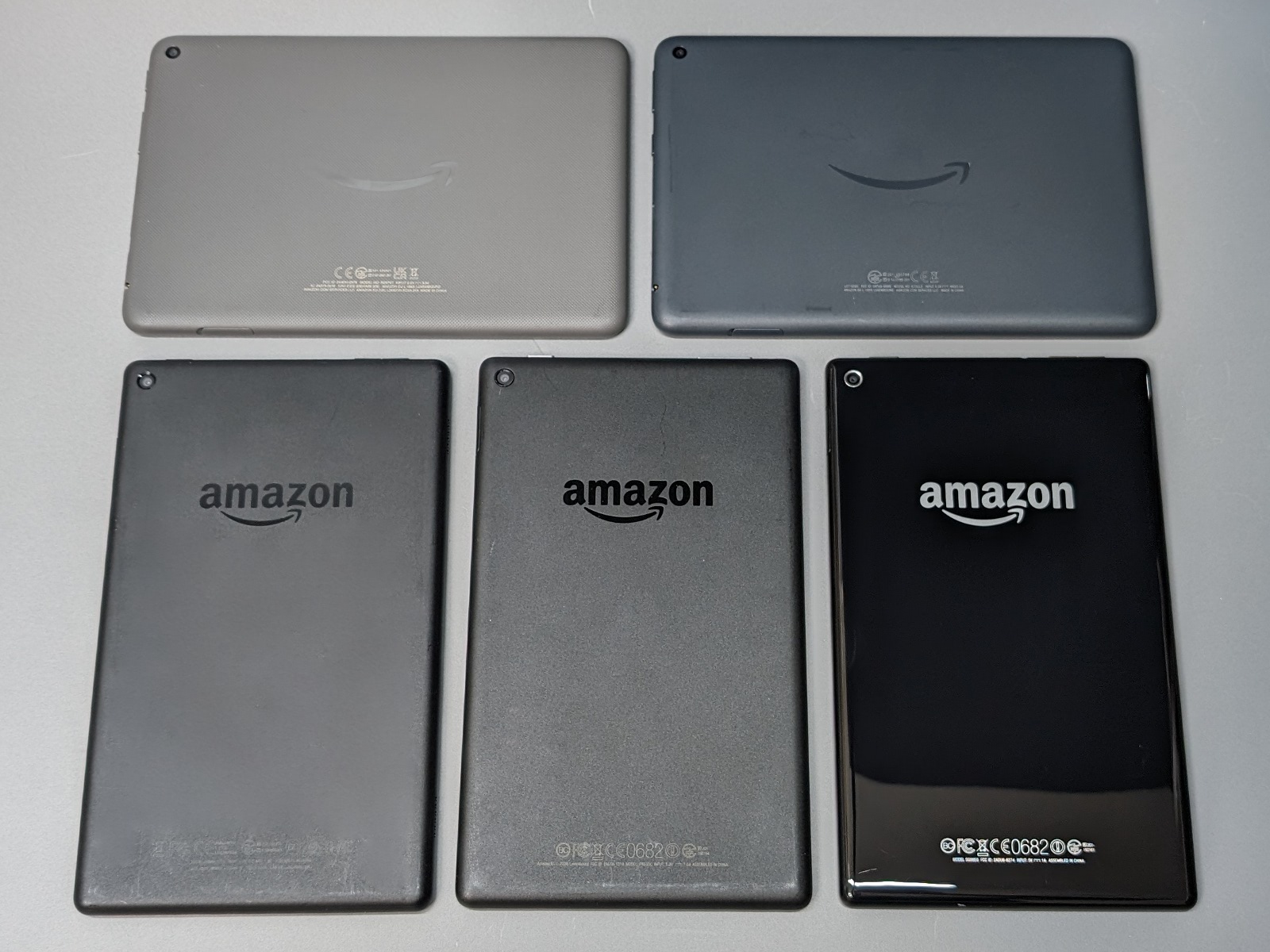 背面。ロゴの有無、カメラの配置など、モデルごとの違いは正面よりもわかりやすい