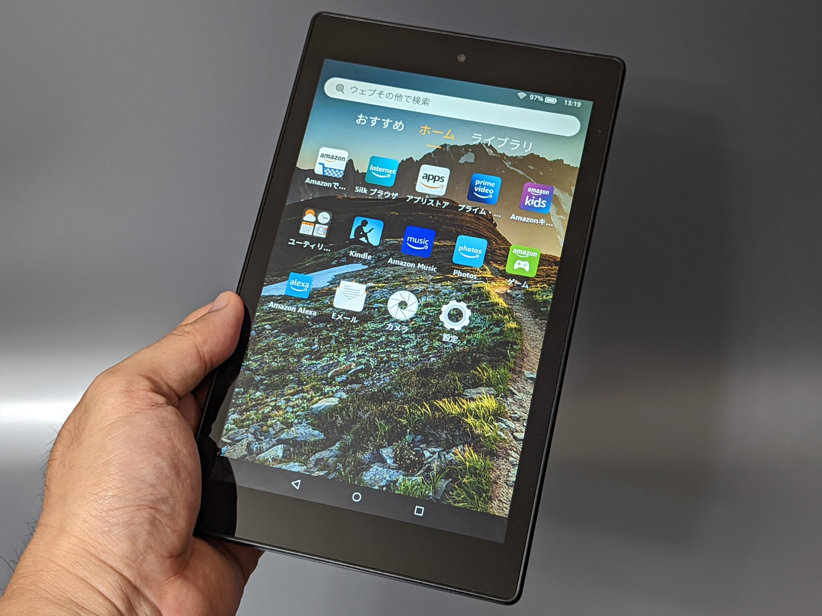 第5世代モデル。第8世代まではいずれも縦向きでの利用を前提としたデザインで、インカメラが短辺側にある