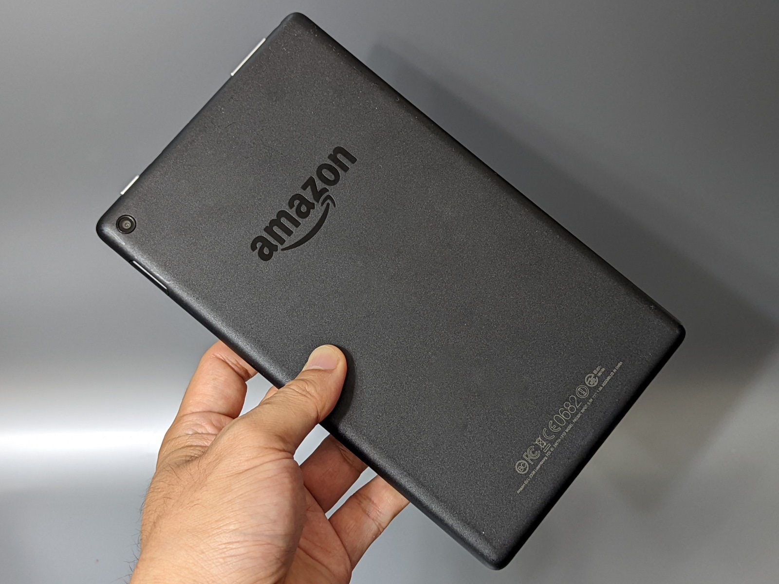 背面はマット調のプラスチック。amazonロゴは印刷ではなくモールド