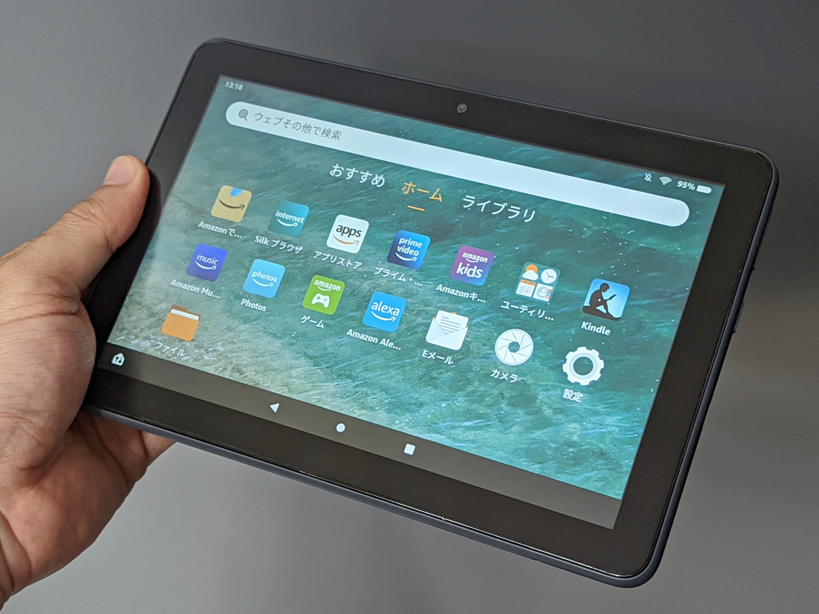 第10世代モデルは横向きを基準としたデザインで、インカメラの位置も移動している。これはPlusバージョン