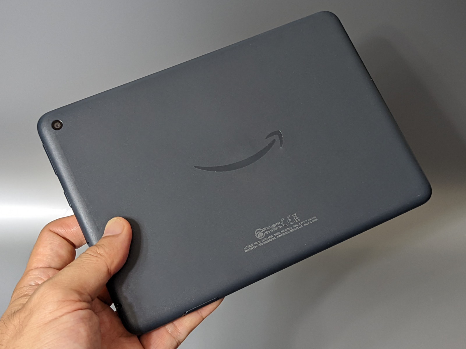 背面は「amazon」の文字がなくなり、ロゴのみに改められた。またPlusバージョンは滑り止め加工が施されている