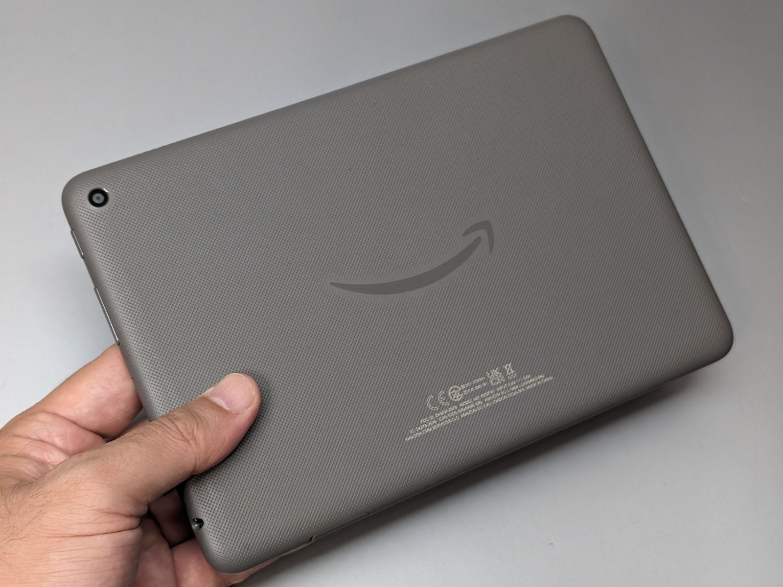 背面は第10世代モデルと同じくロゴのみ。Plusバージョンは背面がディンプル加工されており滑り止めの役割を果たす