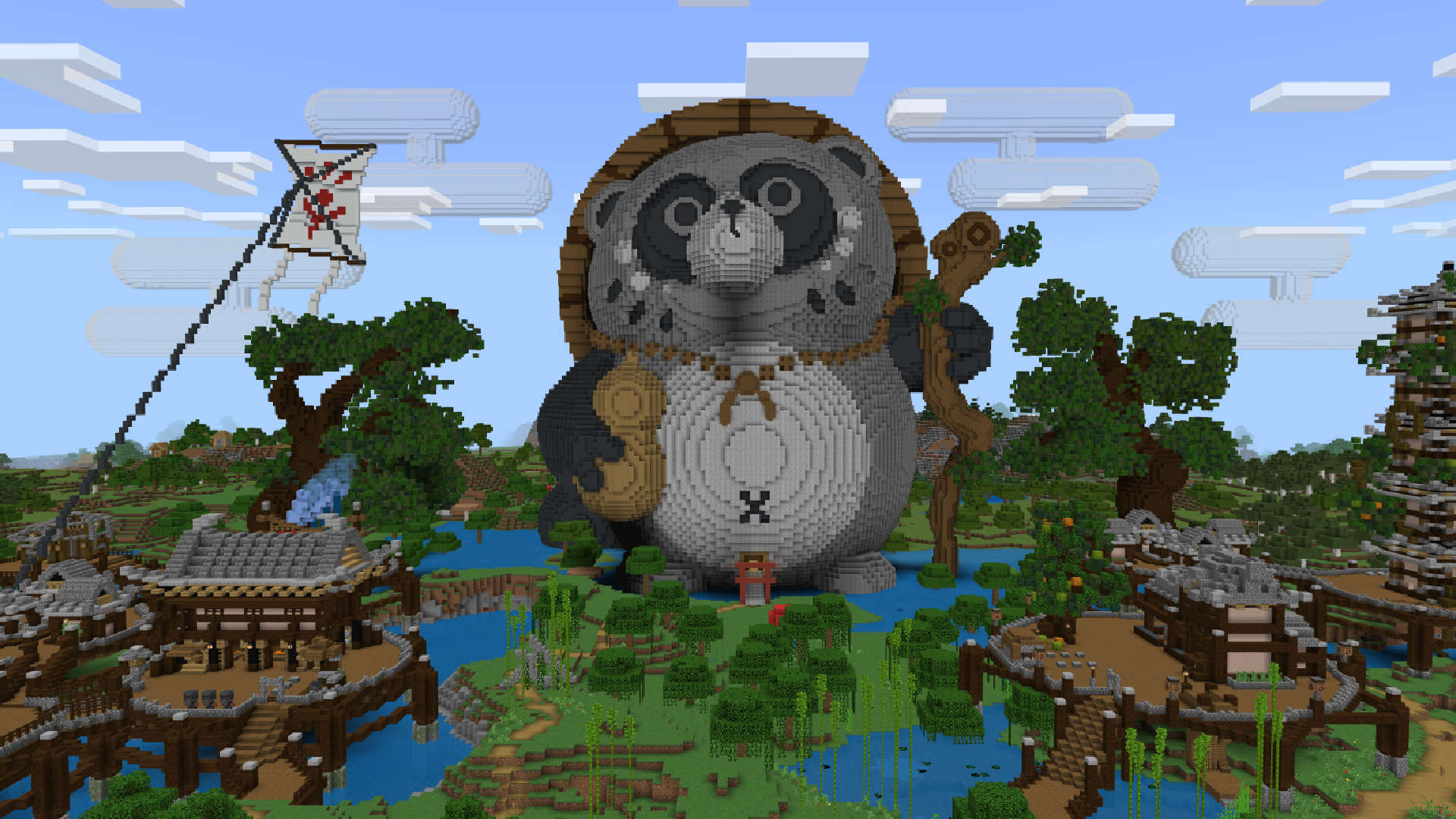 3体の石像が鎮座、大小の赤い鳥居と巨大な石像が同居する