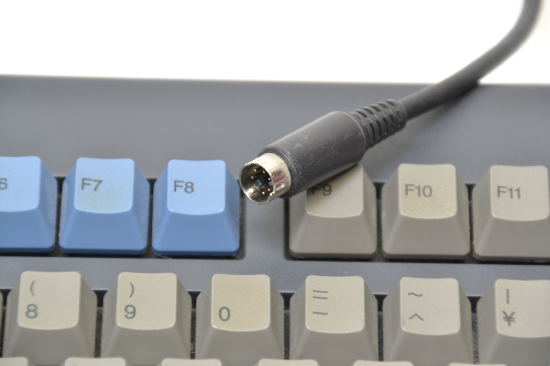 丸い形状のPS/2端子。最近はほぼ使われなくなったが、キーボードの接続端子としては優れている