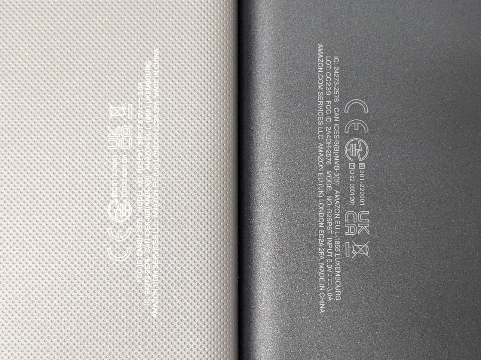 Plusバージョン（左）は背面パターンが独特だ。ちなみに重量はPlusバージョンのほうが数g重いが、持ち比べてもわからないレベルだ