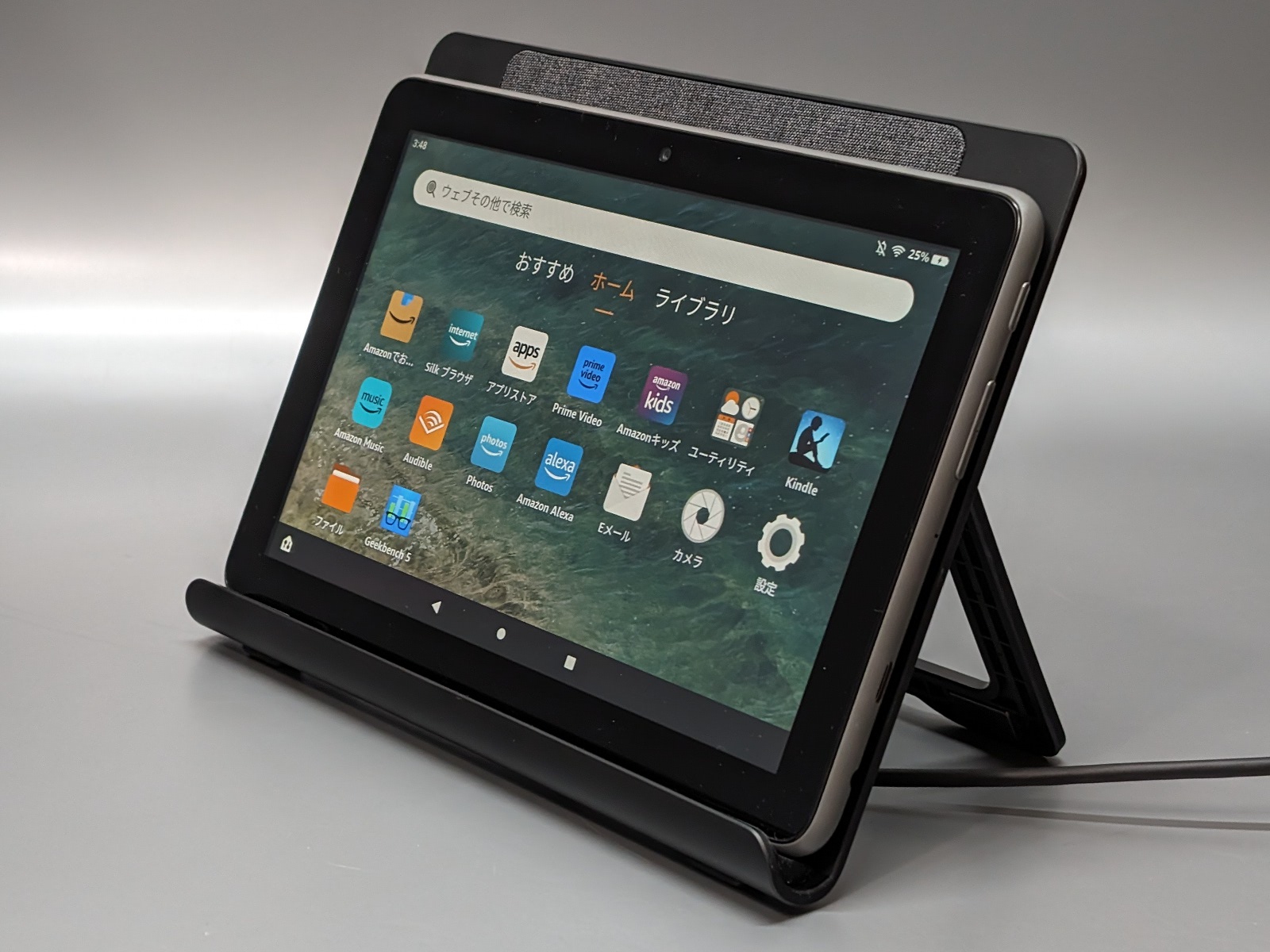 Made for Amazonの充電器は出荷停止中。サードパーティ製のワイヤレス充電器（写真）も市販されているが、今後のサポートの見通しは不透明だ