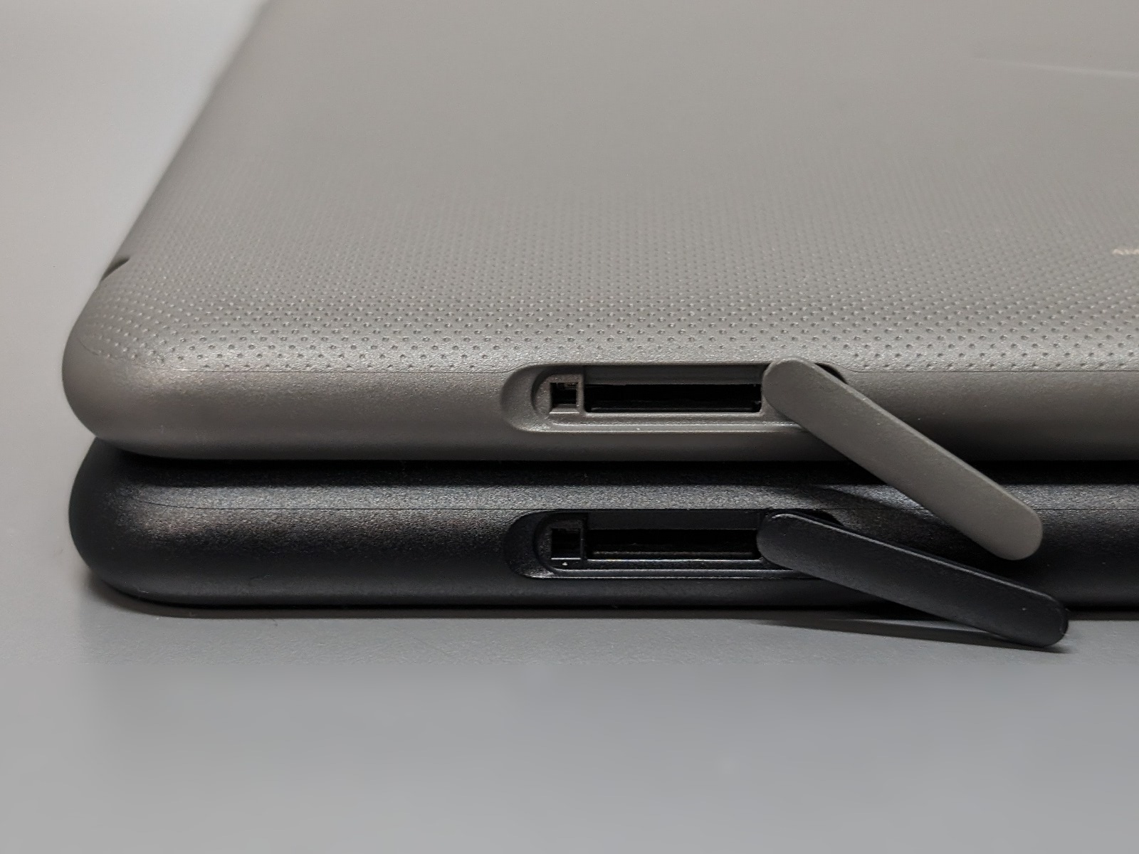 メモリカードスロットを搭載するのも同様だ