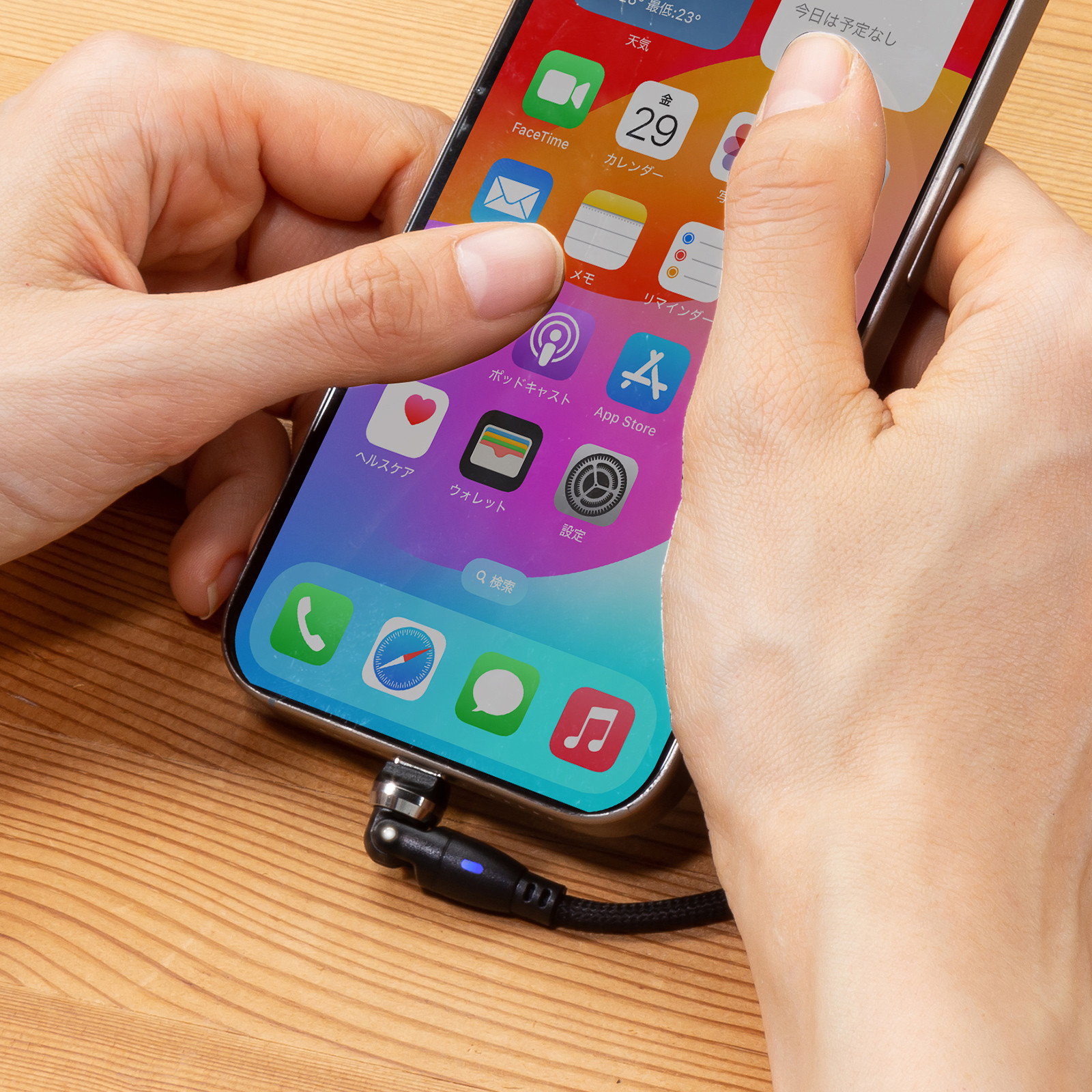 回転式のため狭い場所でも配線しやすい