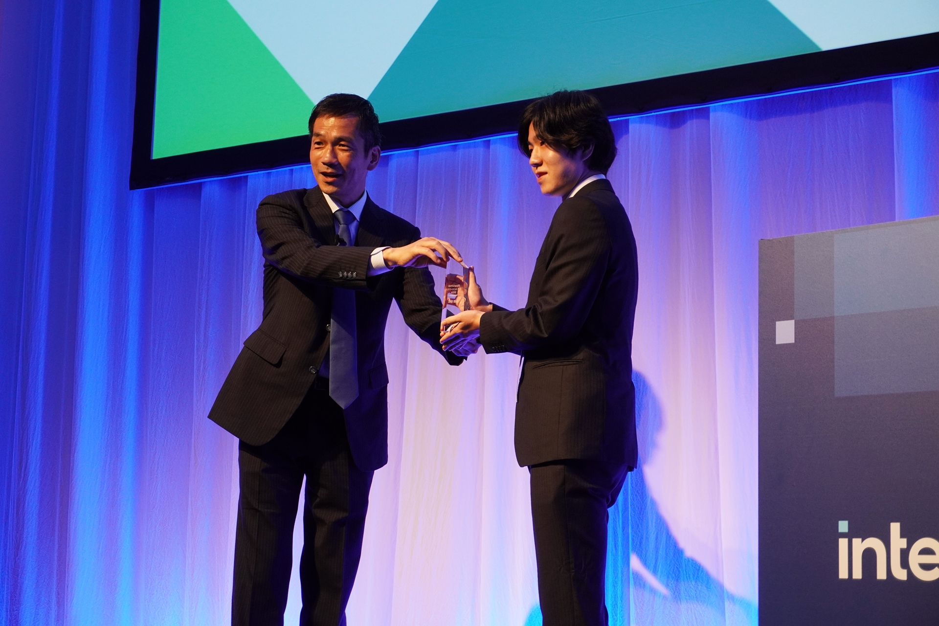 最優秀賞に輝いた入矢脩士さんにトロフィーを進呈