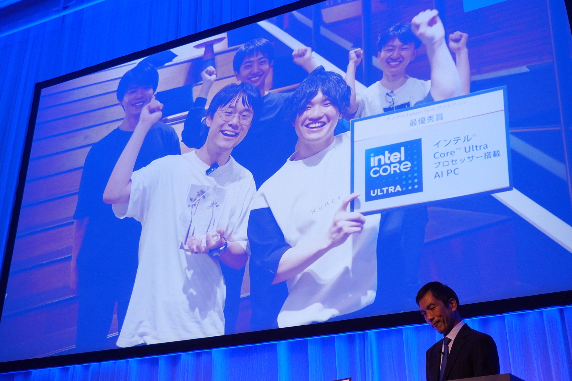 最優秀賞に輝いた「教育支援向け課題解決支援AI」チーム。ビデオメッセージで「今後もアイデアソンのようなイベントに参加してアイデアを出す人、エンジニアとしての力を高めていきたいと思います」と喜びを語った