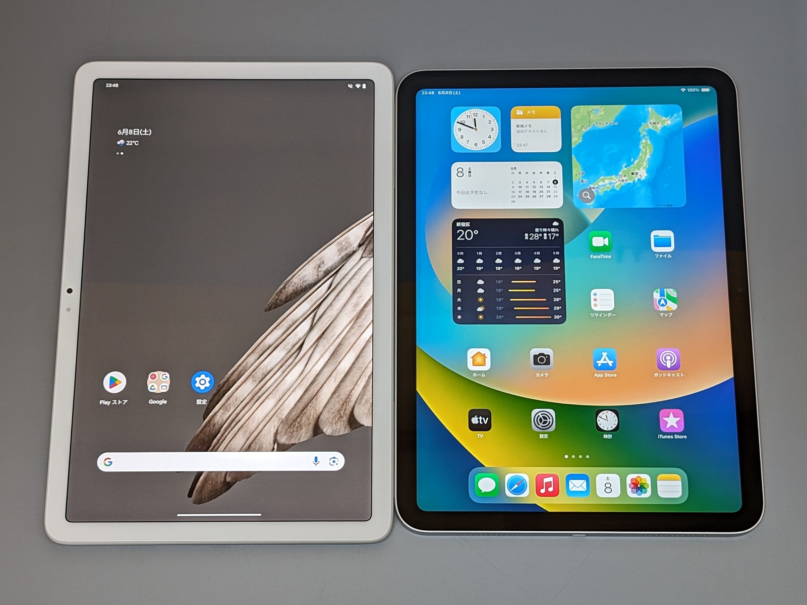 「Pixel Tablet」（左）と「iPad」（右）。「Pixel Tablet」のほうが縦長で、そのぶん幅はスリムだ