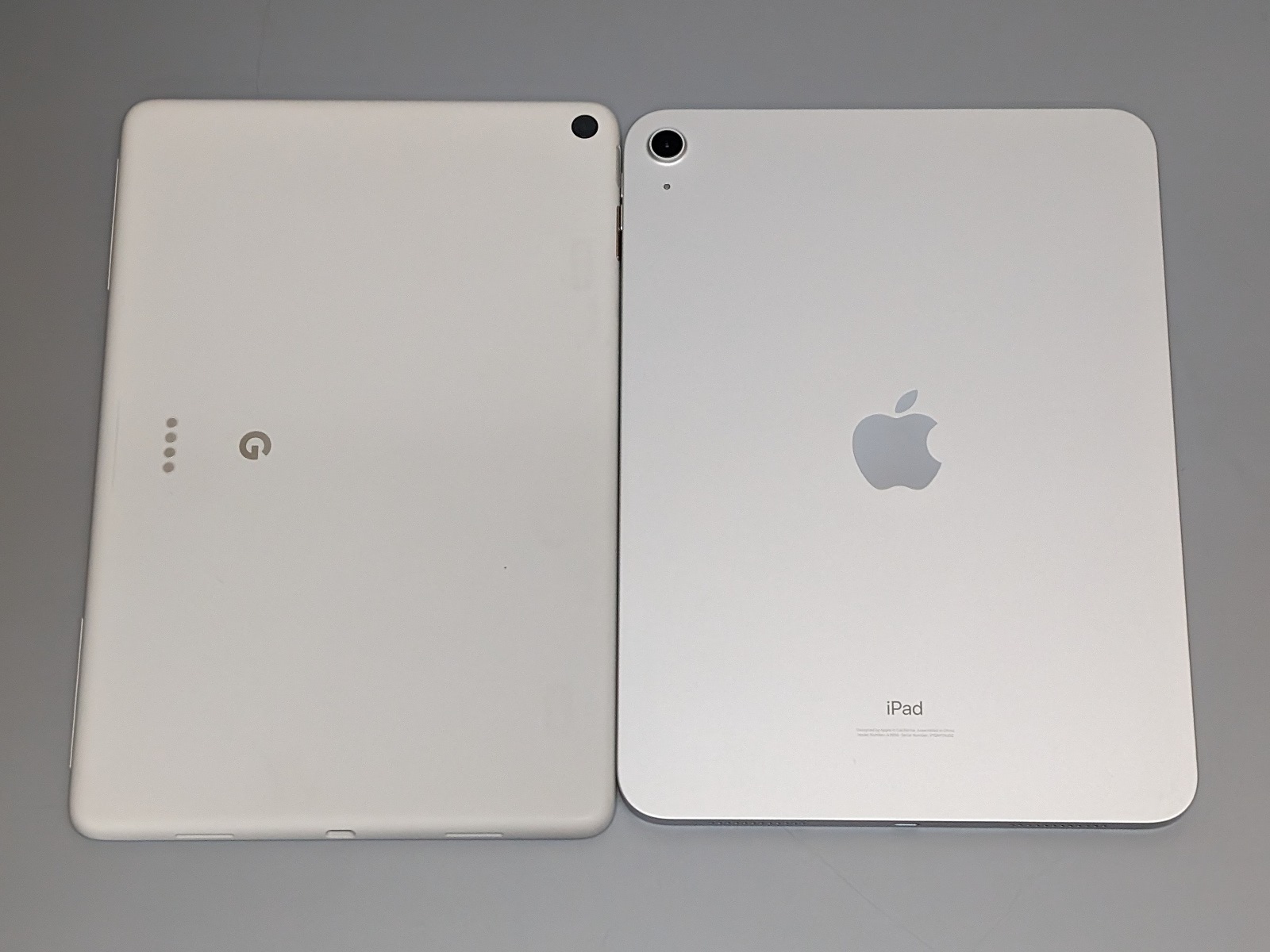 背面から見たところ。カメラやボタン類の配置がちょうど鏡写しになっている