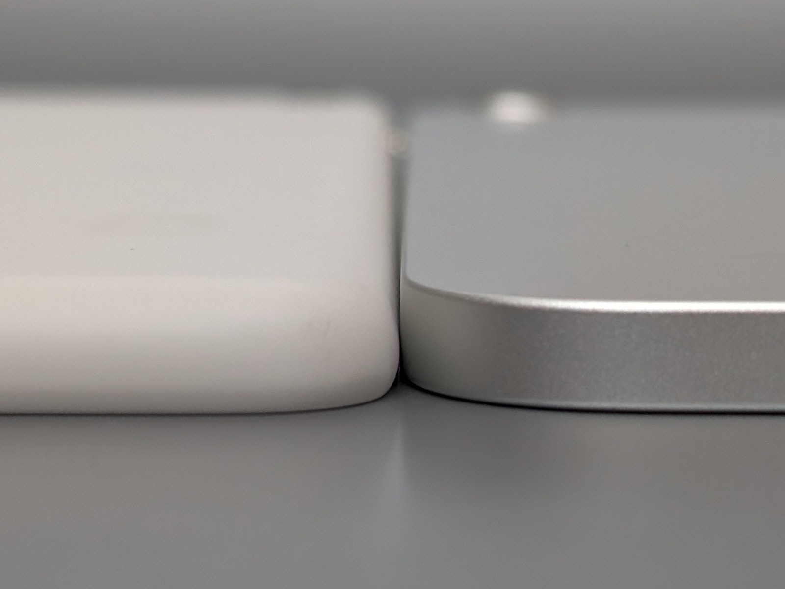 角が丸まっているため分かりにくいが、「Pixel Tablet」（左）のほうが1mm程度厚い