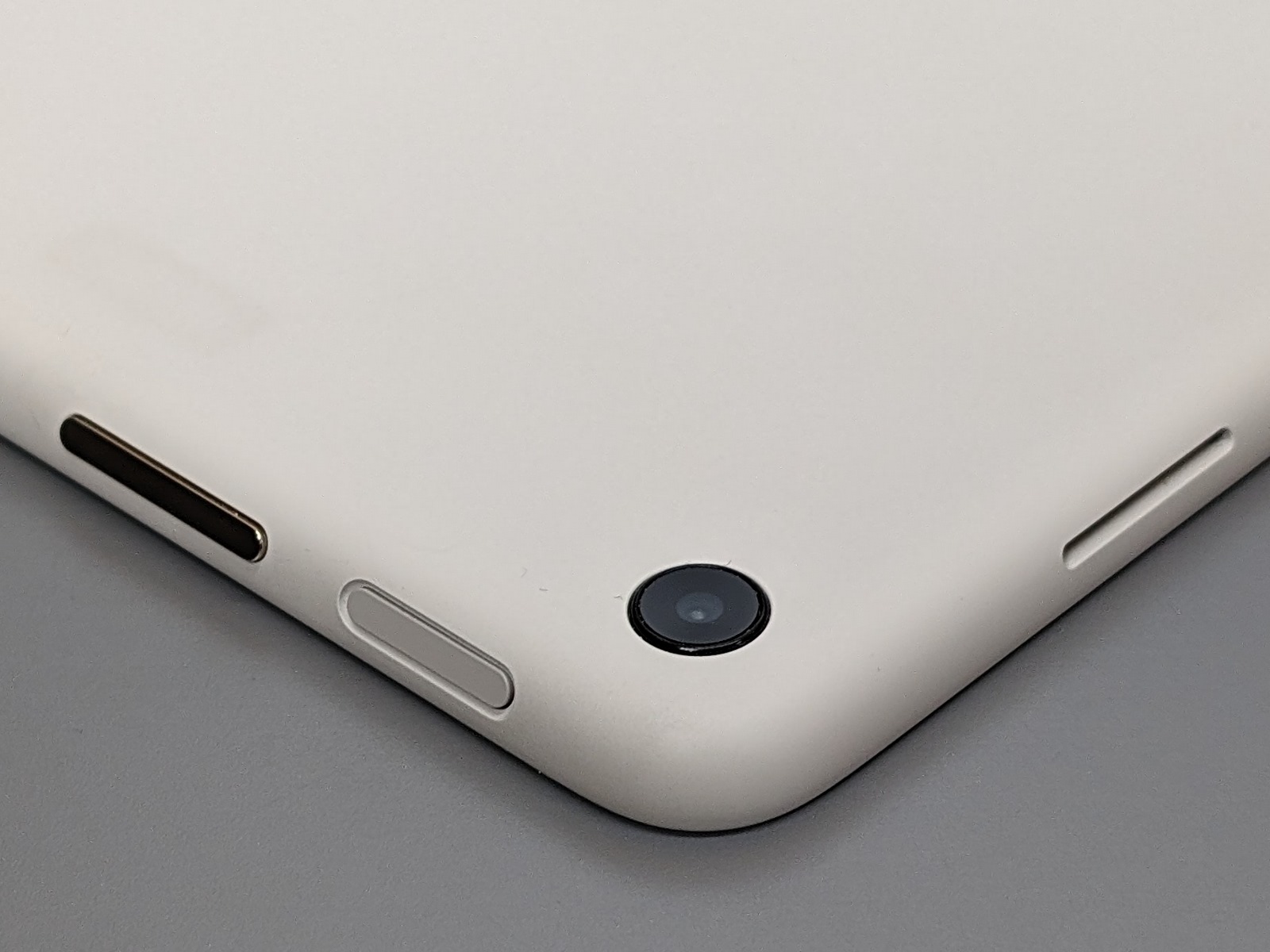 「Pixel Tablet」はカメラの出っ張りがないため、バッグなどに入れる場合も引っかかりにくく