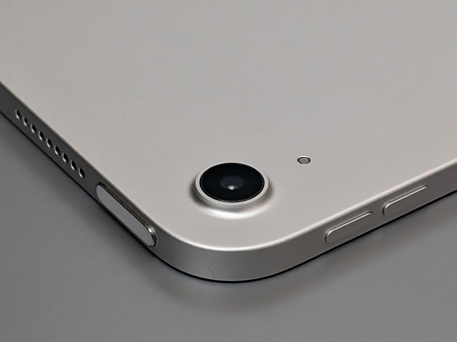 「iPad」はカメラが出っ張っているため他のデバイスと重ねた場合に傷がつきやすい。また最厚部で比べると「Pixel Tablet」とはほぼ同等となる