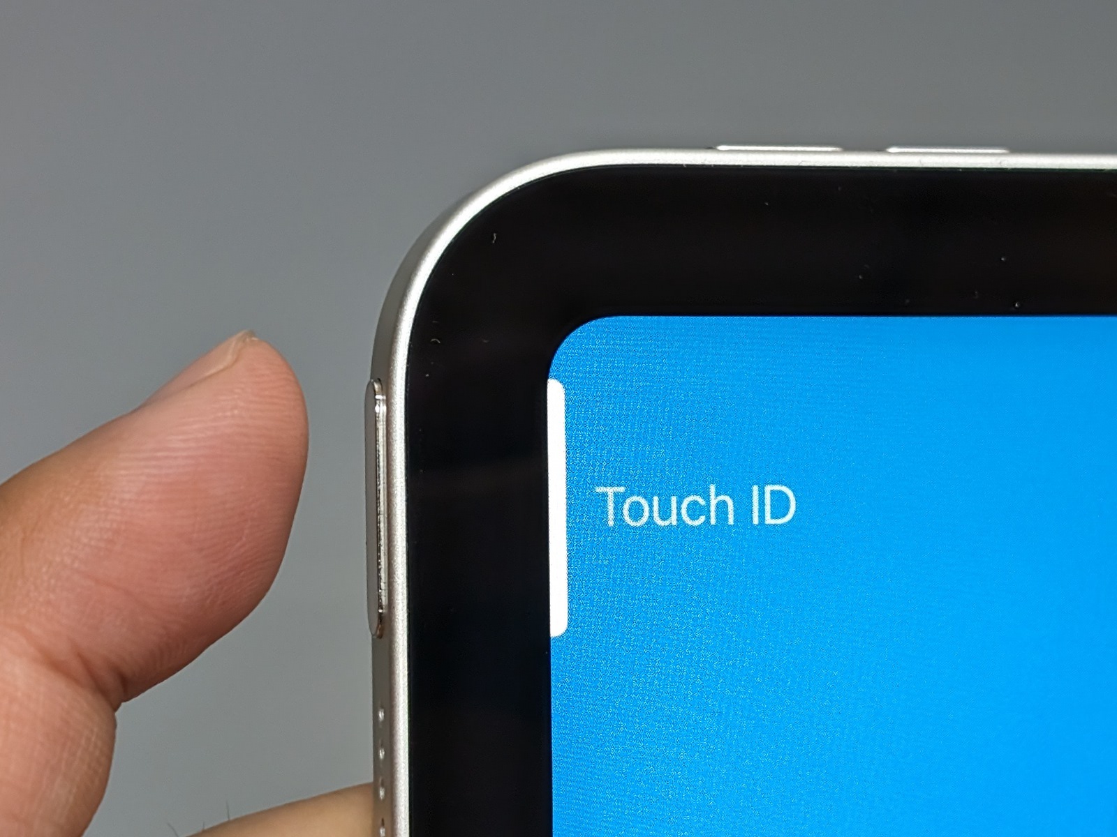 「iPad」の指紋認証はボタンが出っ張っているため目視しなくとも場所の特定は容易
