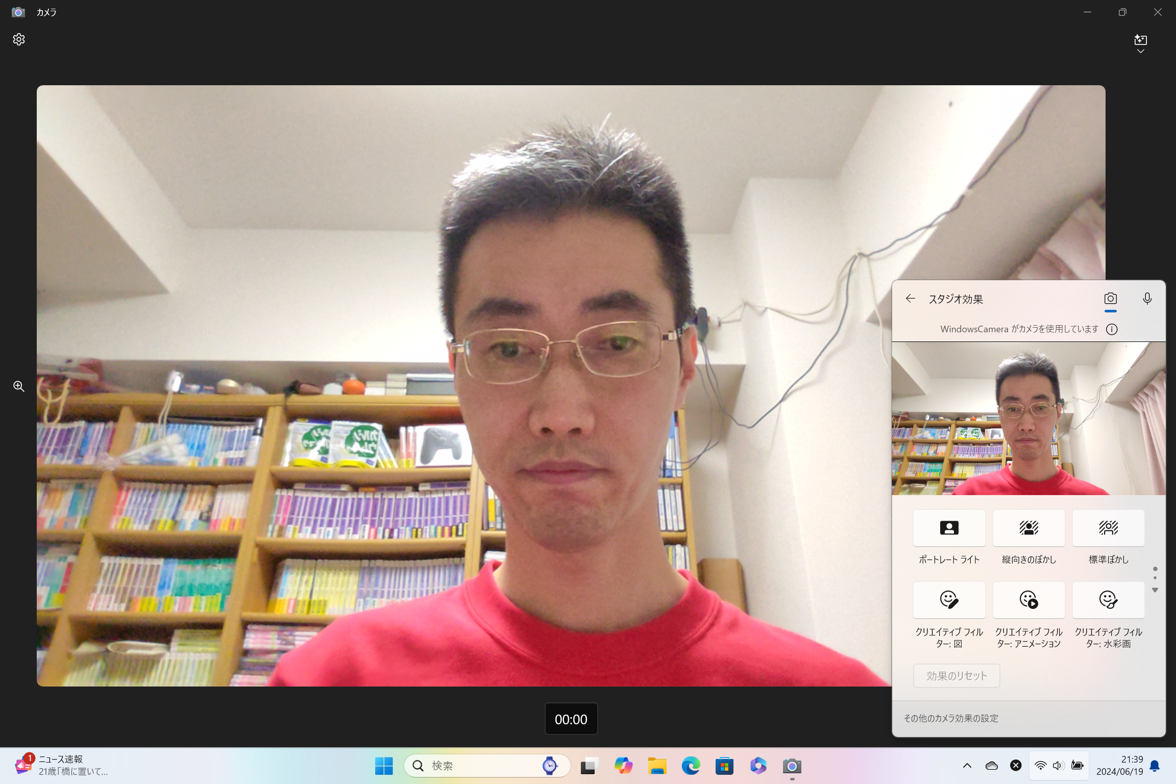 説明用にWindows標準アプリ「カメラ」を背後で起動。設定画面の映像を大きく映したものが表示される