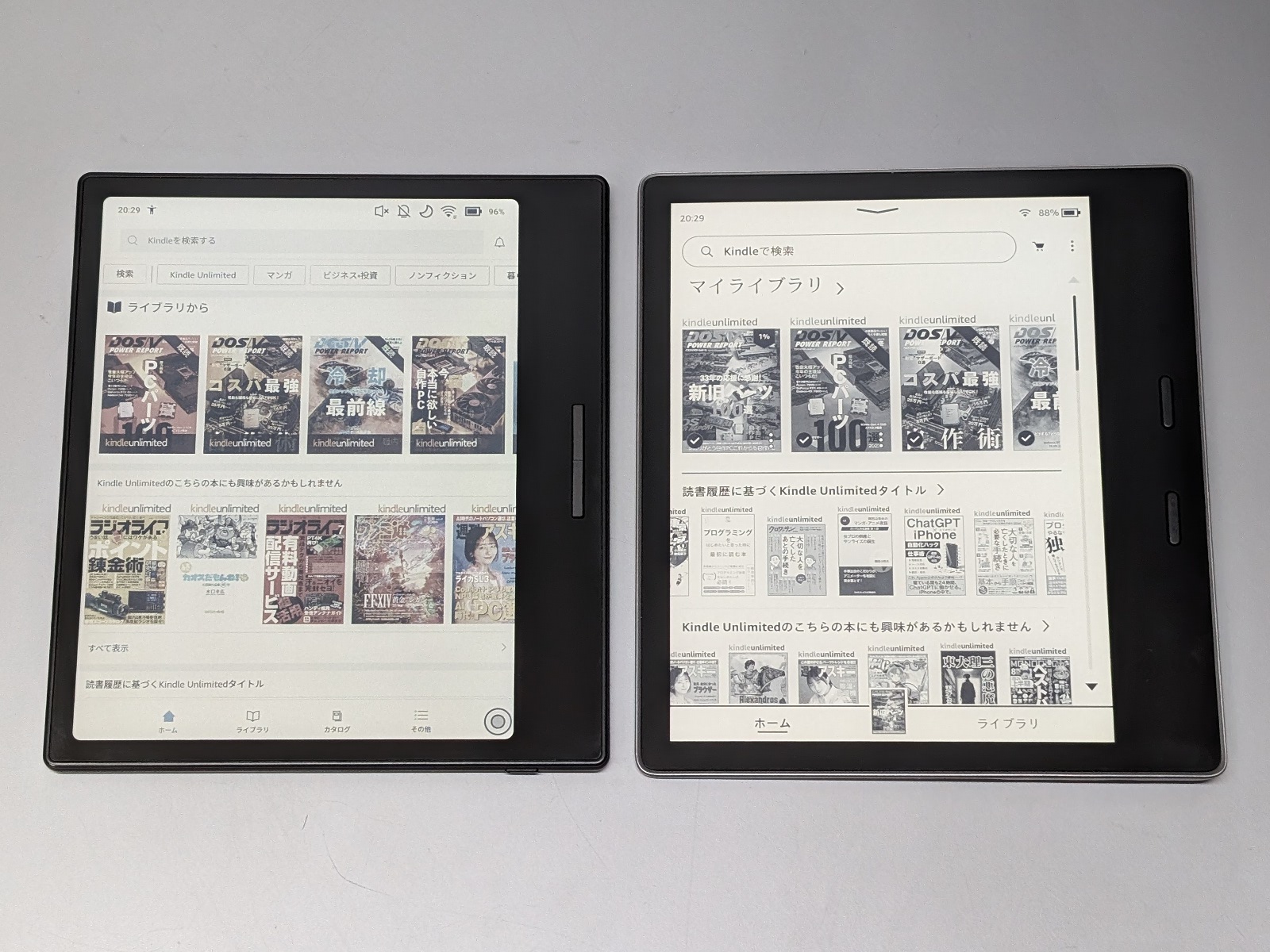 左が「BOOX Go Color 7」（以下BOOX）、右が「Kindle Oasis」（以下Kindle）。どちらも画面サイズは7型で、画面横にページめくりボタンを搭載している