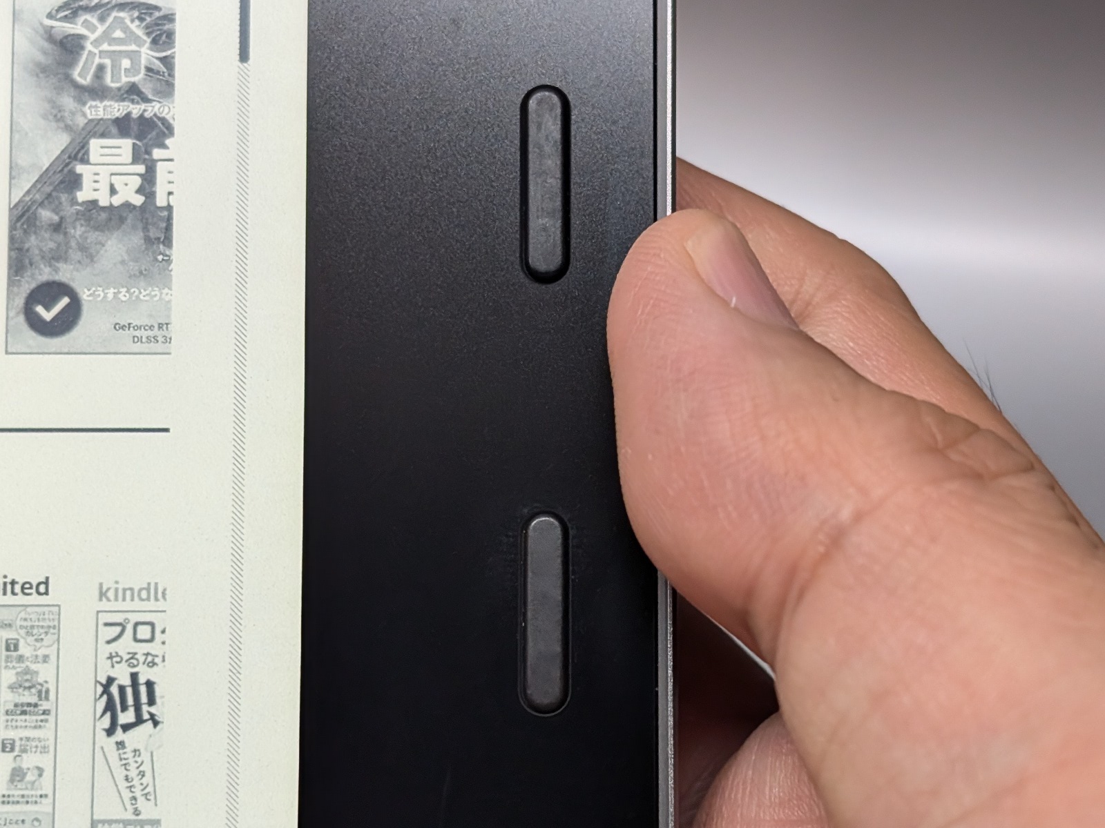 こちらもページめくりボタンを搭載。しっかりしたクリック感があり、反応も良好