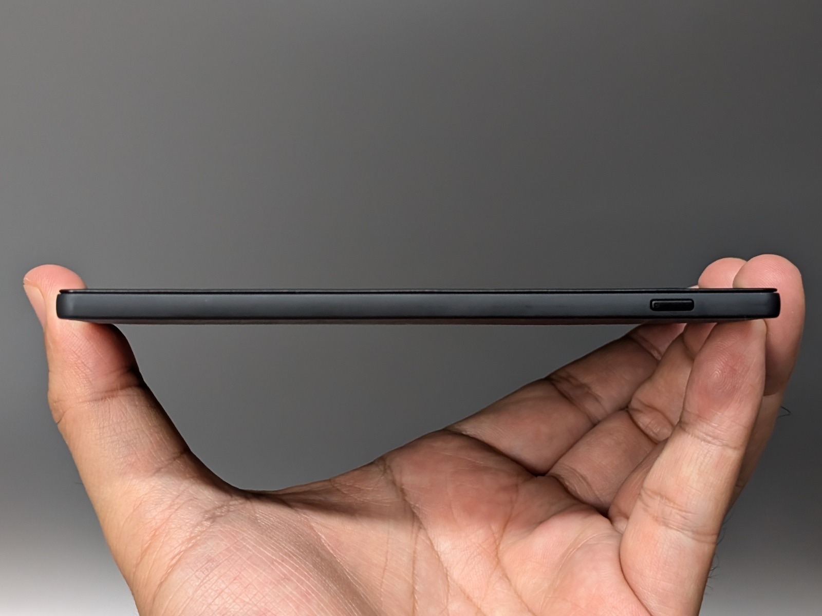 BOOXの背面はほぼフラットと言って差し支えない