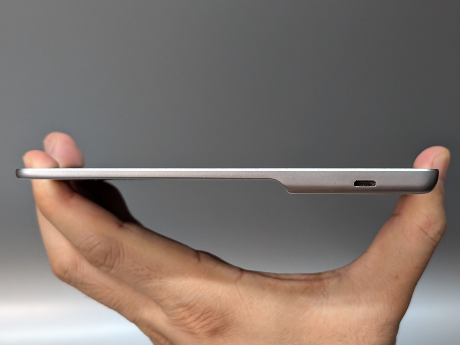 Kindleは画面部が薄く、グリップ部のみ厚いという段差のある構造が特徴