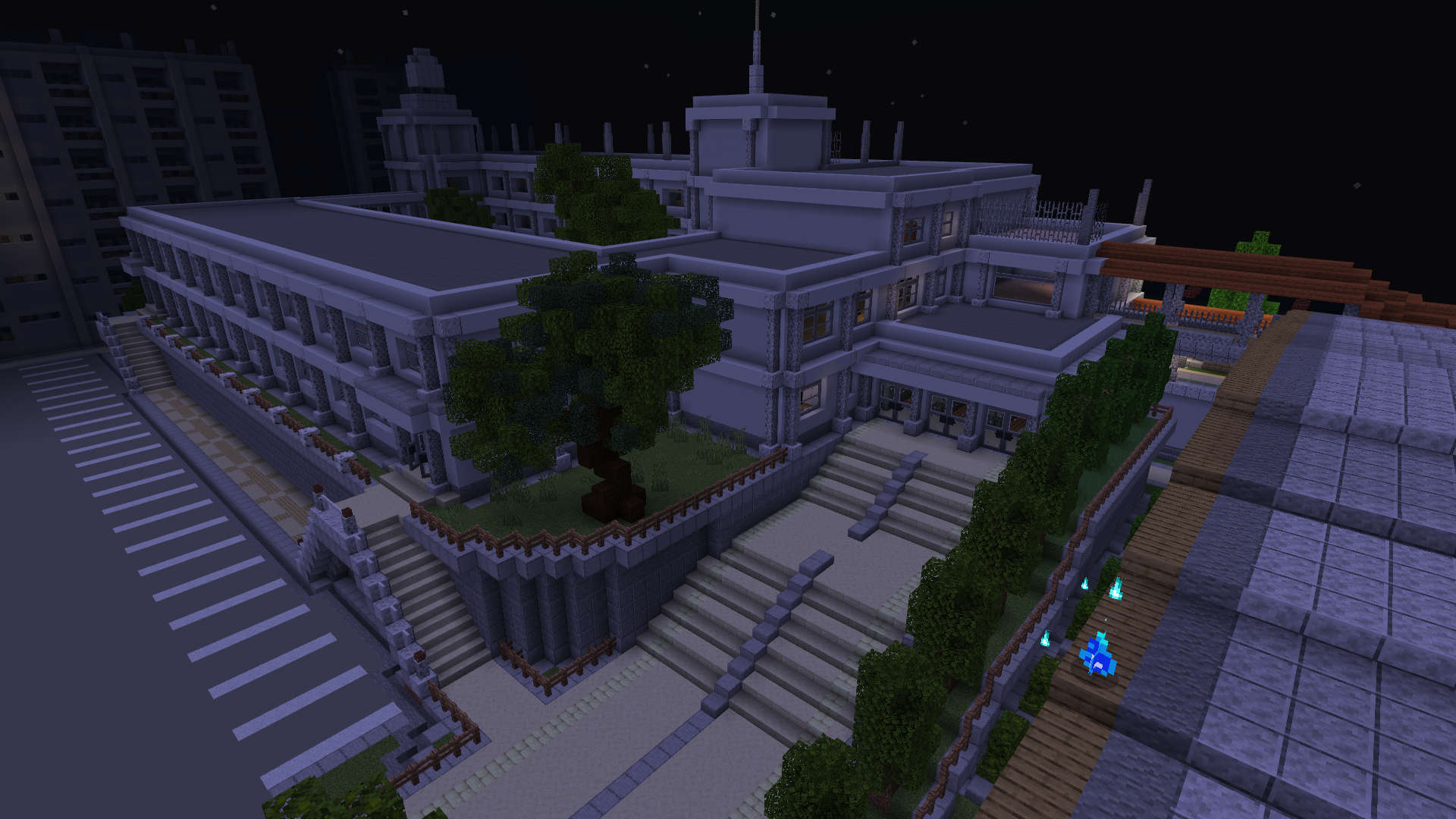 学校の正面玄関で光る青い物体は……？