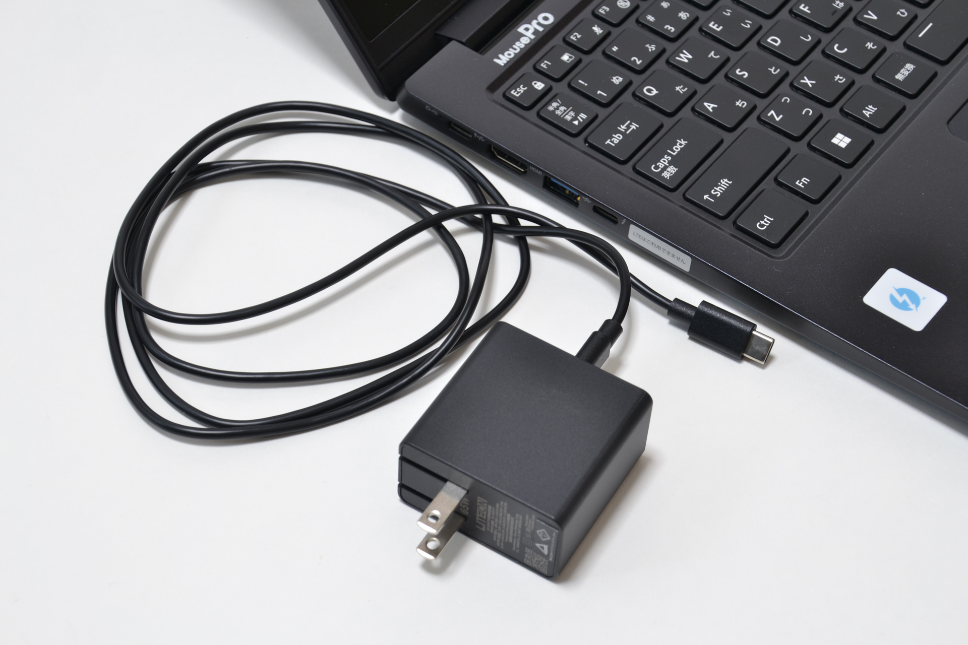 付属するのは最大65W出力のUSB PD充電器。