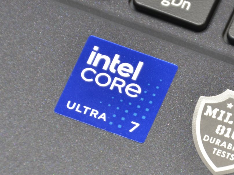 第15世代のCore Ultraプロセッサには、AI処理に特化したNPU（Neural Processing Units）が搭載されている。NPUがAI処理を行うことでCPU負荷が減り、バッテリー持続時間の向上など、様々なメリットがある