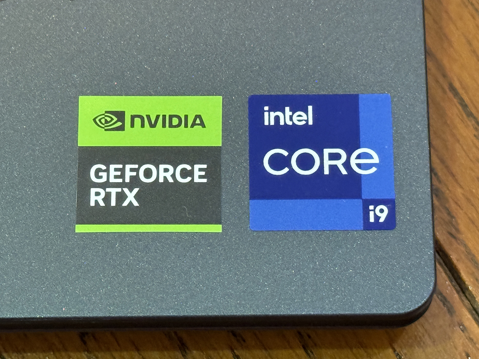 CPUは第14世代のCore i9、GPUはGeForce RTX 4070を搭載する。